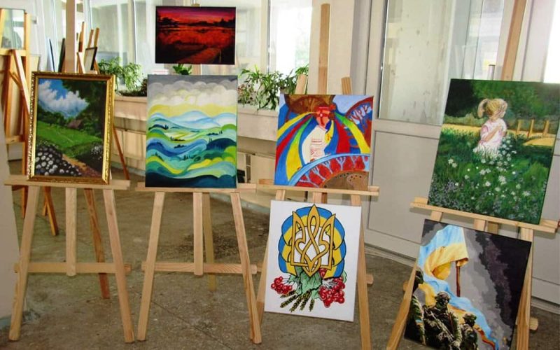 У Малині до Дня української державності відкрили виставку дитячих картин та експозицію військових речей