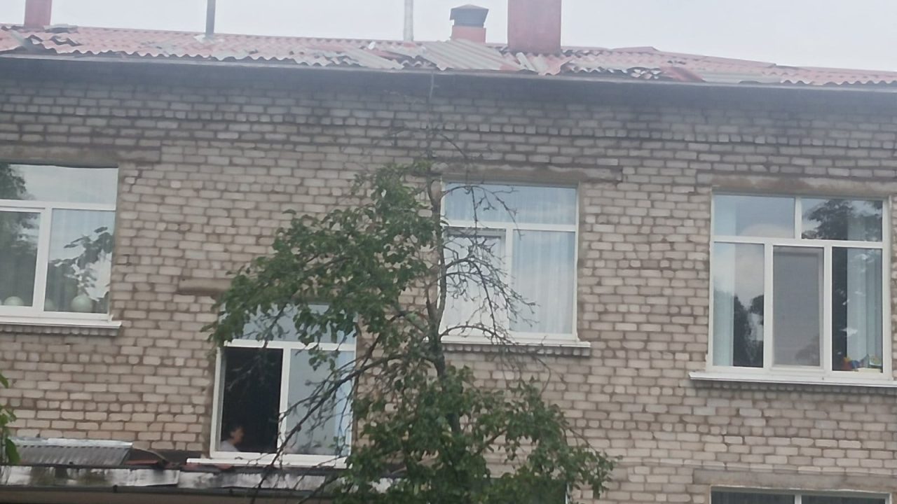 Після негоди в Малині комунальники перекрили дах в дитсадку, ремонтують тріщини та паркан біля ліцею