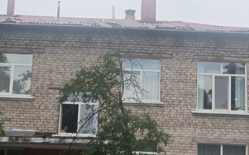 Після негоди в Малині комунальники перекрили дах в дитсадку, ремонтують тріщини та паркан біля ліцею