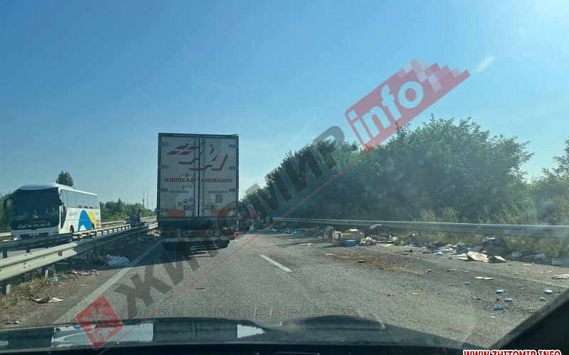 На трасі в Житомирській області загорівся причіп з посилками