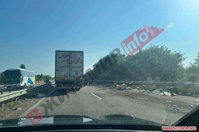 На трасі в Житомирській області загорівся причіп з посилками