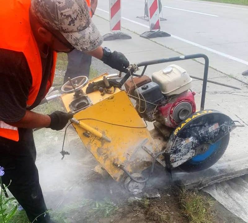 На трасі в Коростенському районі через аномальну спеку підіймаються бетонні плити