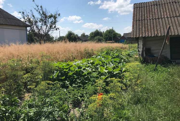 94-річна учасниця колективу “Бовсунівські бабусі” з Коростенщини обробляє город, шиє та любить гарно одягатися