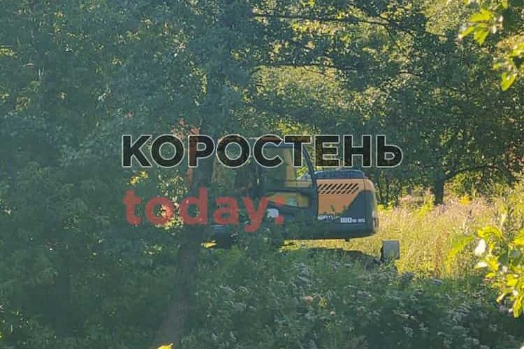 У Коростені на місце скиду невідомої речовини у річку приїхали екологи та правоохоронці