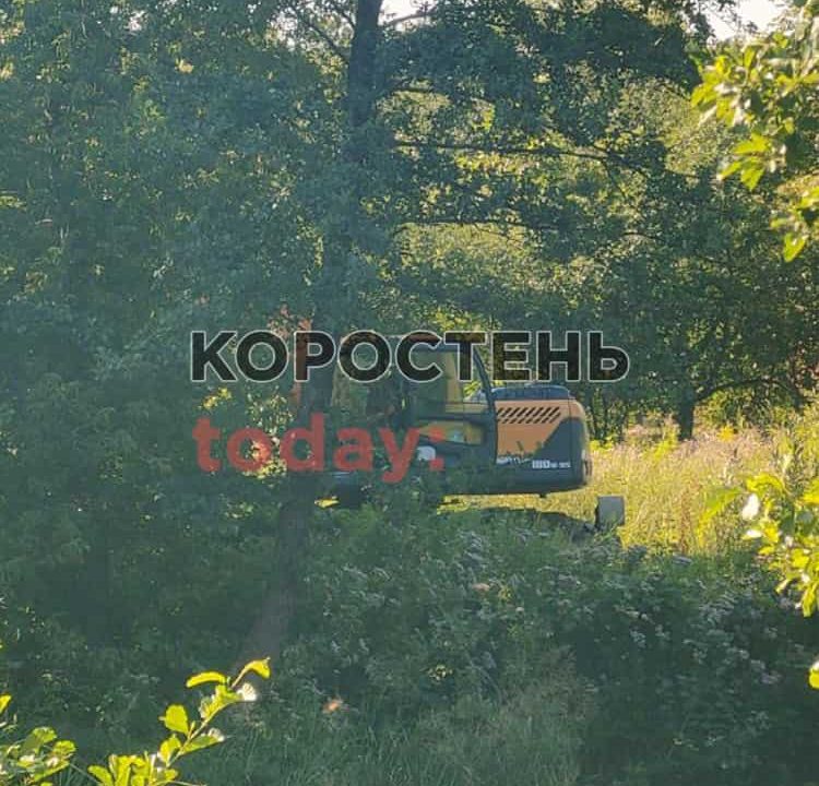 У Коростені на місце скиду невідомої речовини у річку приїхали екологи та правоохоронці