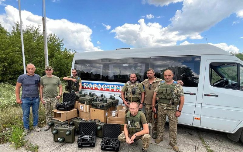 Коростенська громада передала захисникам квадрокоптери, камери, акумуляторні батареї