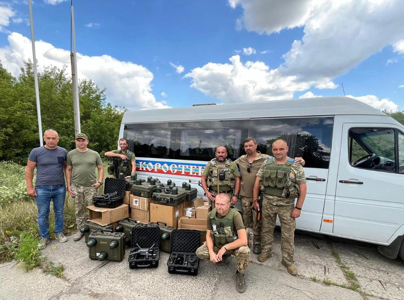 Коростенська громада передала захисникам квадрокоптери, камери, акумуляторні батареї