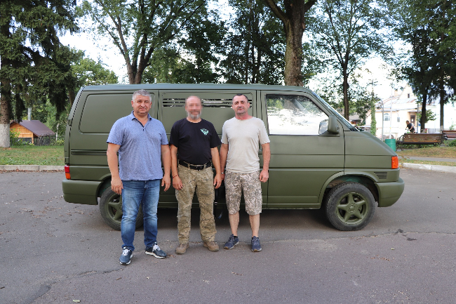 Олевська громада передала автомобіль військовому, який боронить країну на передовій позиції