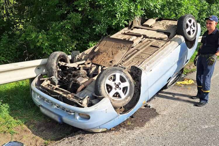 На Житомирщині від удару з ВМW перекинувся Daewoo: загинув один водій, четверо травмованих