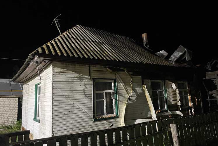 На Овруччині рятувальники майже всю ніч гасили охоплені вогнем будинок, літню кухню та господарчу будівлю