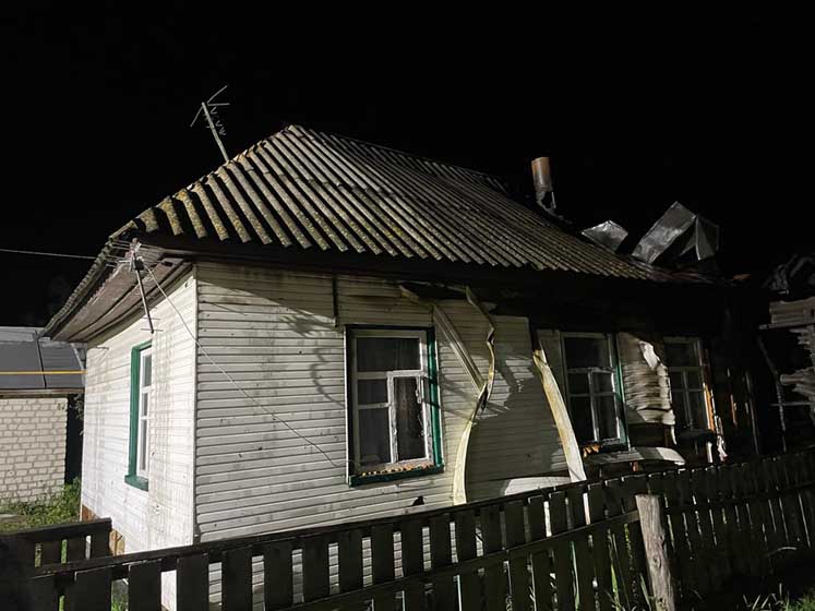 На Овруччині рятувальники майже всю ніч гасили охоплені вогнем будинок, літню кухню та господарчу будівлю