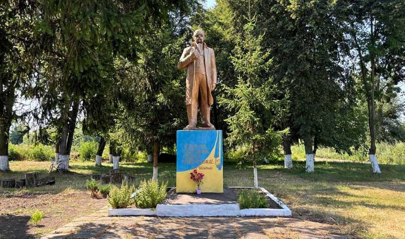 У селі на Житомирщині пам’ятник леніну перетворили на Шевченка