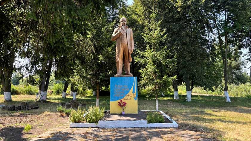 У селі на Житомирщині пам’ятник леніну перетворили на Шевченка