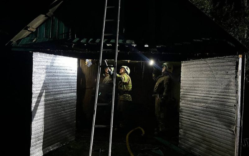 У селі на Овруччині рятувальники ліквідовували займання гаража