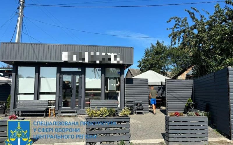 На Житомирщині командир однієї з військових частин залучив підлеглих до будівництва свого будинка та магазину