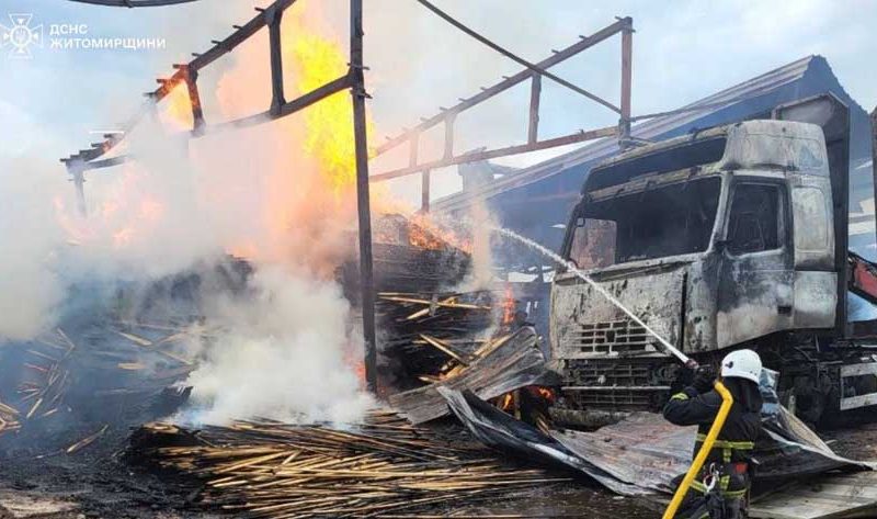 У Коростені рятувальники ліквідовують пожежу: горить склад лісоматеріалів та вантажний автомобіль