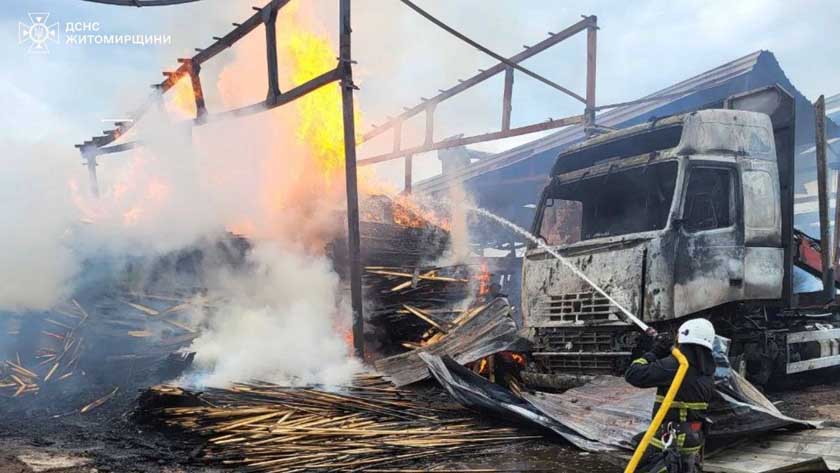 У Коростені рятувальники ліквідовують пожежу: горить склад лісоматеріалів та вантажний автомобіль