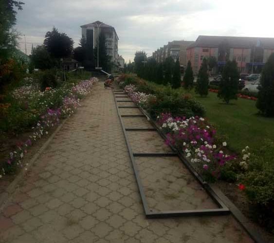 В центрі Олевська почали встановлювати конструкції, де розмістять портрети загиблих захисників