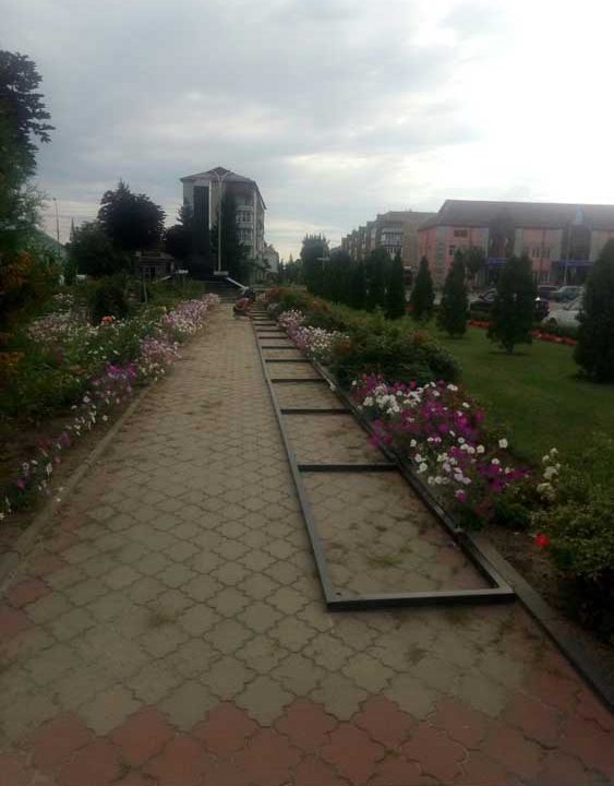 В центрі Олевська почали встановлювати конструкції, де розмістять портрети загиблих захисників
