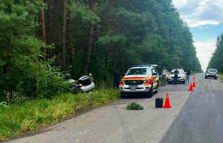 На дорозі в Малинській громаді в ДТП загинув пасажир, водія доставили до лікарні