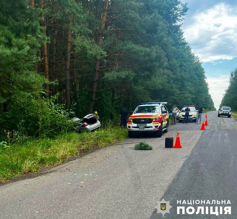 На дорозі в Малинській громаді в ДТП загинув пасажир, водія доставили до лікарні