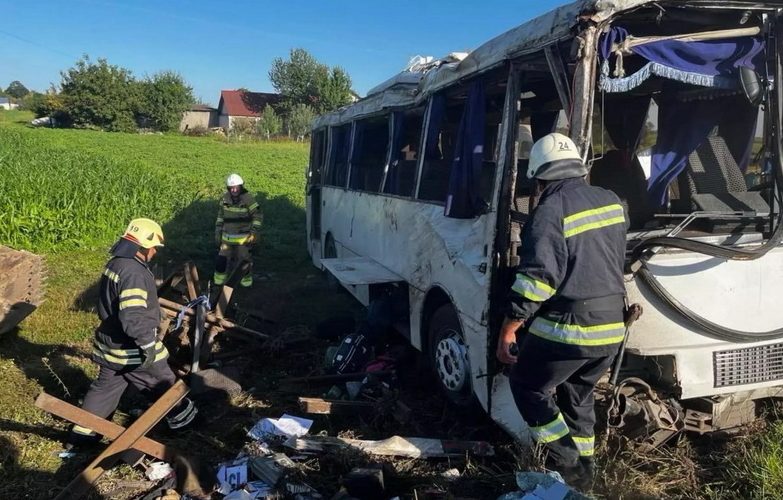 Рятувальники Житомирської області допомагали постраждалим у ДТП на Хмельниччині, де перекинувся автобус з дітьми