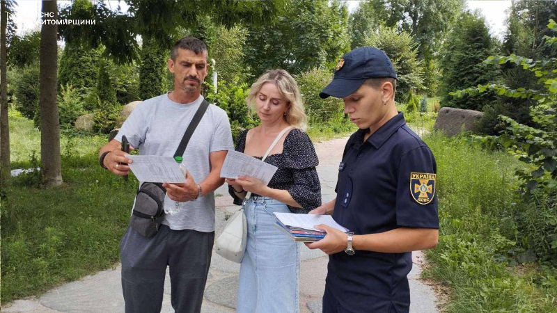 Працівники ДСНС розповідали коростенцям з приватного сектору про спалювання сухостою та як поводитись на воді