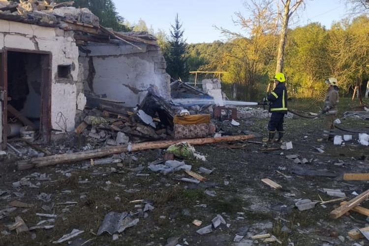 На Житомирщині бійці ДСНС ліквідовують наслідки нічної атаки