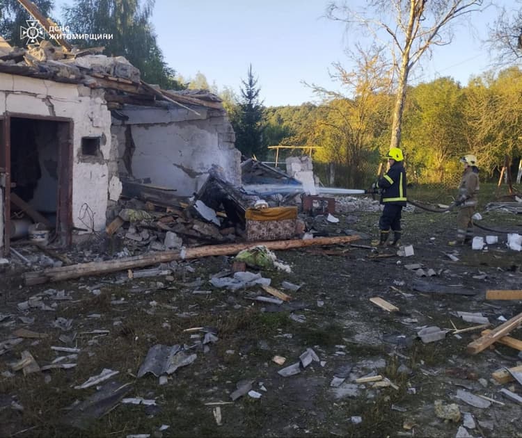 На Житомирщині бійці ДСНС ліквідовують наслідки нічної атаки