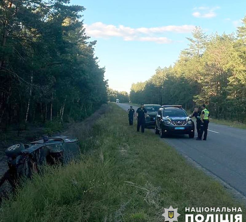 На автодорозі Коростень-Овруч Renault з’їхав у кювет та перекинувся, загинув водій