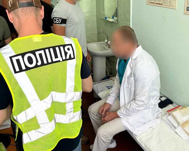На Житомирщині медик однієї з лікарень за “подяку” у 2 тис. доларів пропонував оформити інвалідність