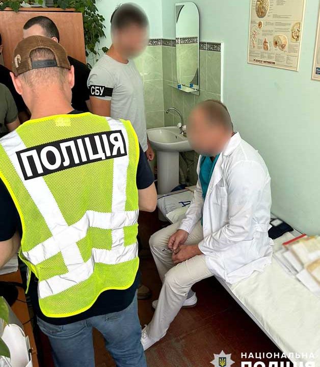 На Житомирщині медик однієї з лікарень за “подяку” у 2 тис. доларів пропонував оформити інвалідність