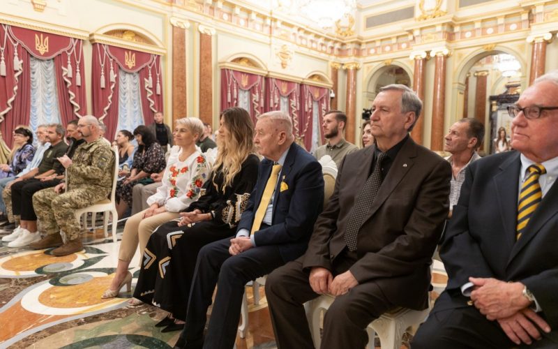 Президент нагородив провідницю з Малина, маму Дмитра Козацького