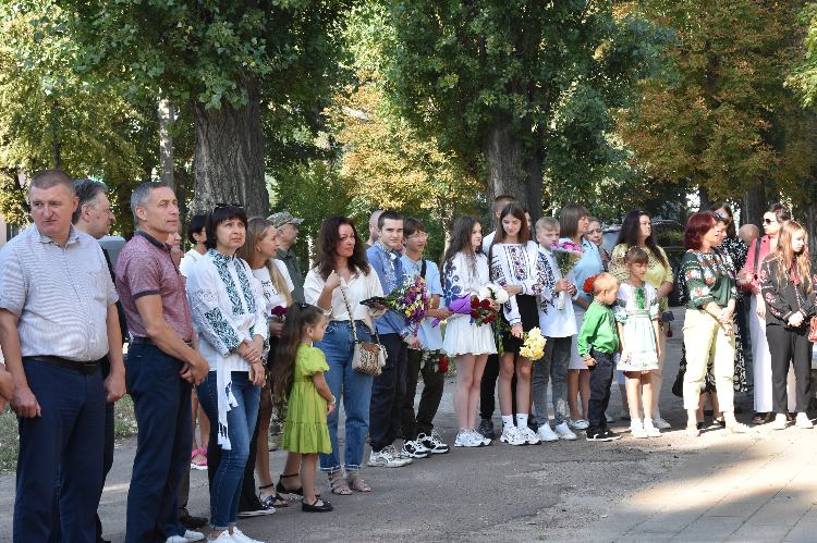 На фасаді коростенського ліцею відкрили меморіальну дошку Олегу Чорноморцю