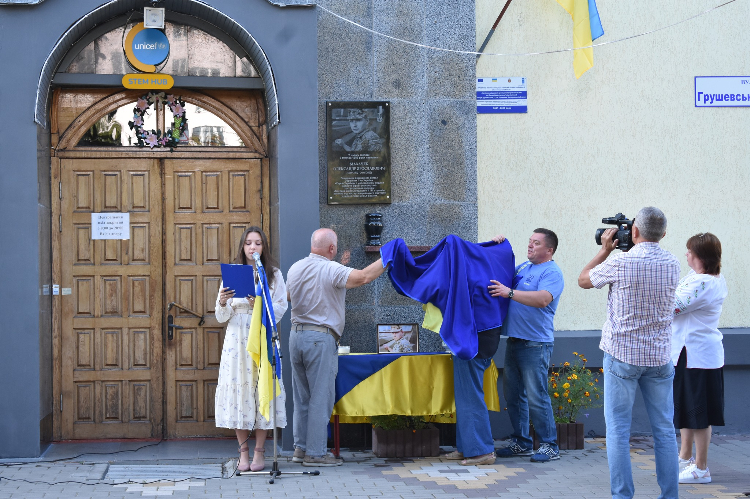 У коростенському ліцеї №4 відбулось відкриття пам’ятної дошки військовому Олександру Махачеку