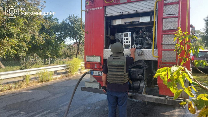 На Житомирщині рятувальники ліквідовують наслідки ракетної атаки росіян