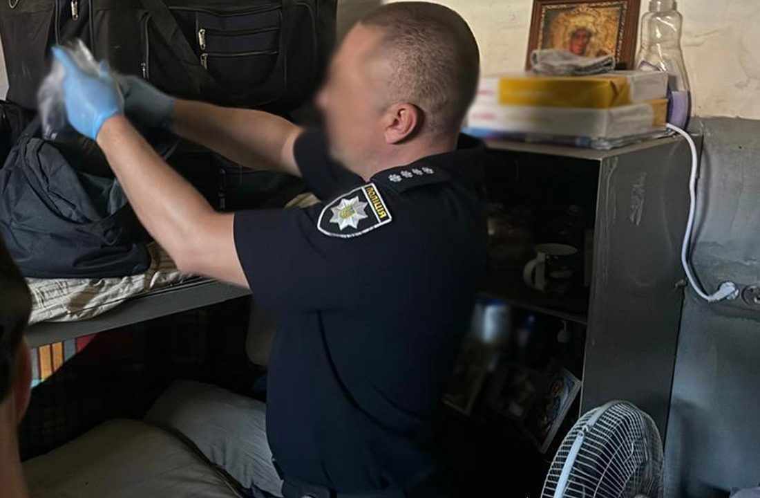 Поліцейські Житомирщини викрили шахрайську схему, коли ув’язнені з колонії виманювали гроші у людей