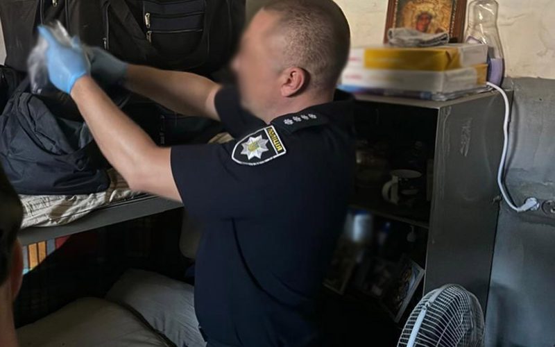 Поліцейські Житомирщини викрили шахрайську схему, коли ув’язнені з колонії виманювали гроші у людей