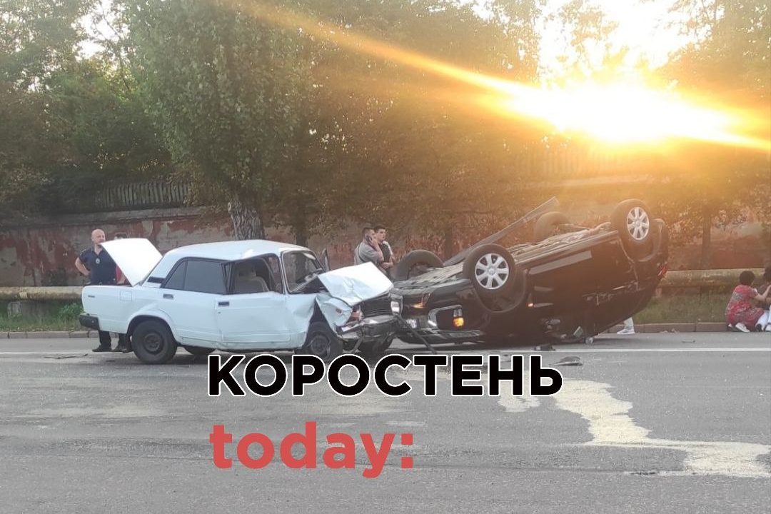 На Кемського в Коростені сталася ДТП: одна автівка перекинулась (ВІДЕО)