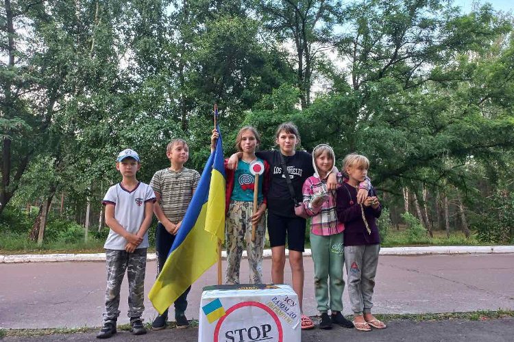 Діти з селища Олевської громади на імпровізованому блокпості зібрали майже 8 тис. грн для ЗСУ