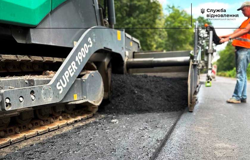 З початку року на дорогах Житомирщини відремонтували понад 110 тис. кв. м пошкодженого покриття