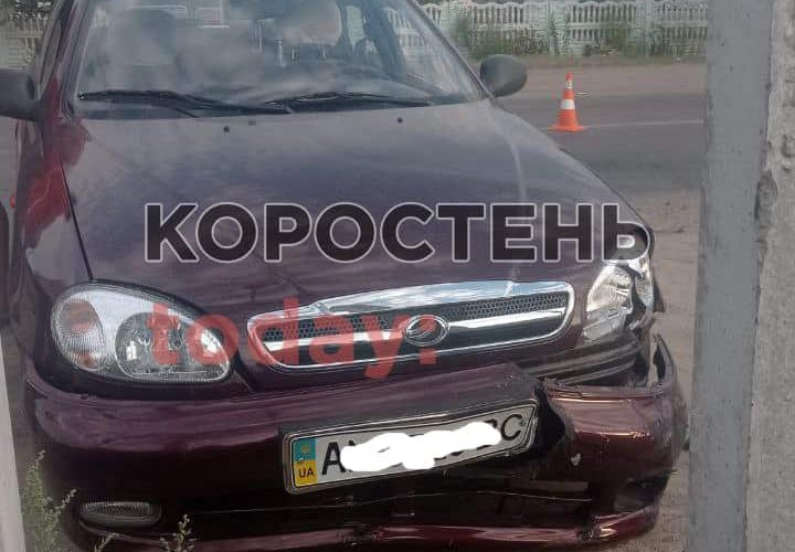 Біля ліцею в Коростені водійка на Daewoo збила мотоцикліста