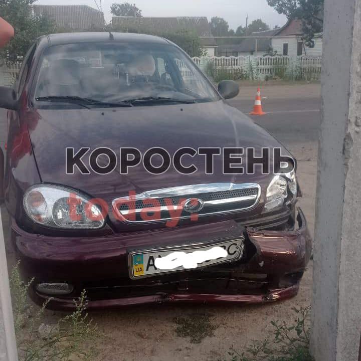 Біля ліцею в Коростені водійка на Daewoo збила мотоцикліста