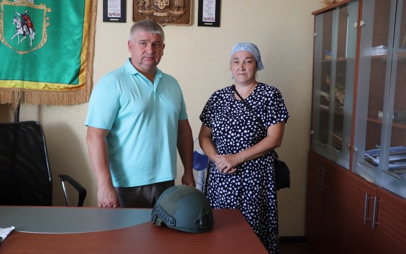 В Олевській громаді для військового придбали та передали тактичний шолом