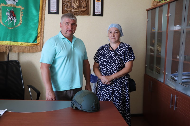 В Олевській громаді для військового придбали та передали тактичний шолом