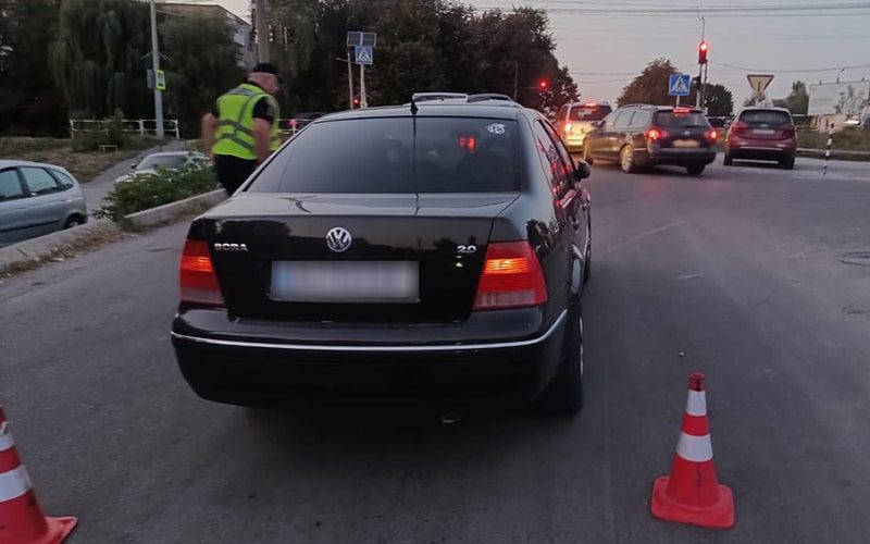 На Житомирщині автомобіль наїхав на 7-річну дитину: потерпіла у лікарні