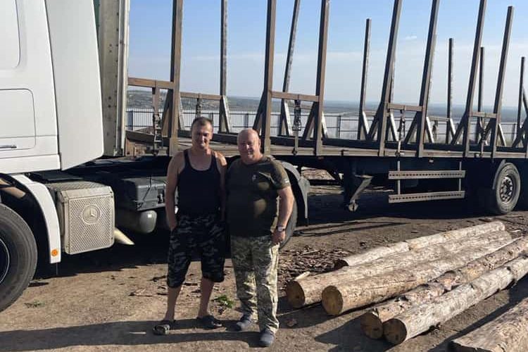 На Запоріжжя для будівництва фортифікаційних споруд від Овруцької громади завезли ліс-кругляк