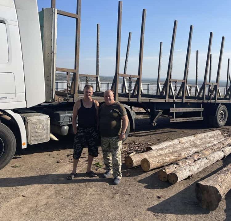 На Запоріжжя для будівництва фортифікаційних споруд від Овруцької громади завезли ліс-кругляк