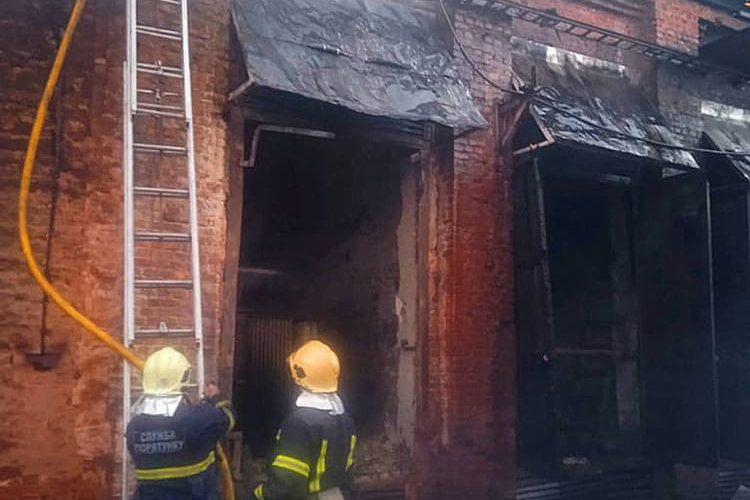 На підприємстві у Малині згорів дах та трансформатор