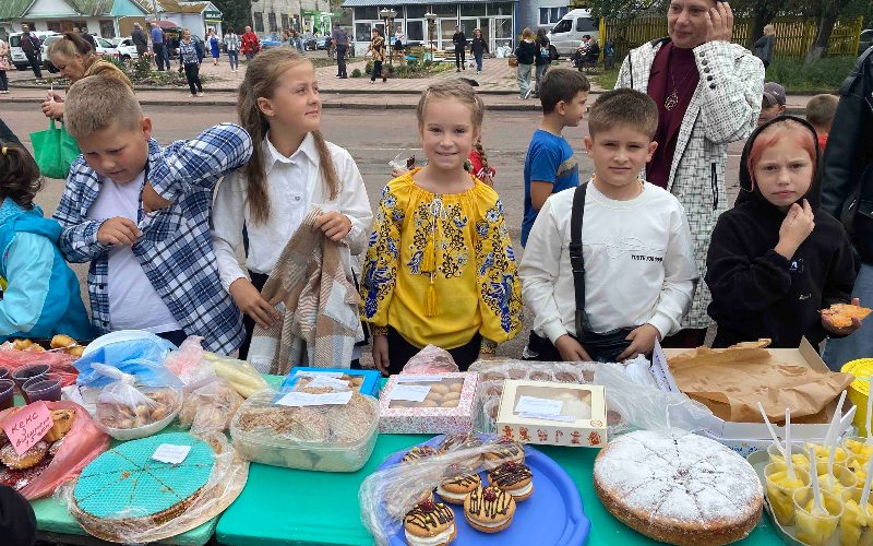 Під час дитячого ярмарку в Лугинах вдалося зібрати майже 50 тис. грн на потреби ЗСУ